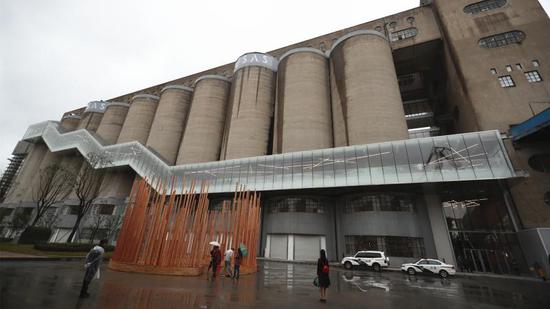 民生碼頭的筒倉(cāng)外壁可能會(huì)成為講述黃浦江前生今世的“畫布”    圖片來(lái)源：海沙爾 攝