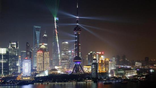 外灘“點(diǎn)亮儀式”的終點(diǎn)會(huì)是“三件套”還是東方明珠？    圖片來(lái)源：殷立勤 攝