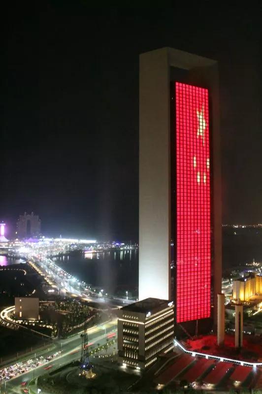 中國紅照亮迪拜夜空 世界最高樓開啟最炫燈光秀