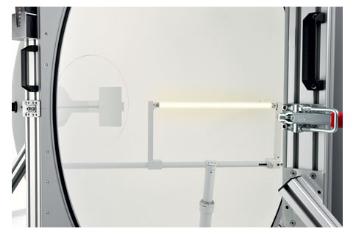 圖4.避免近場吸收效應的例子。線性管的支架被放置在盡可能遠離光源的地方并涂覆有高反射率材料。