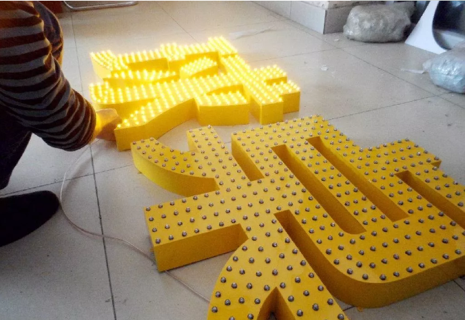 LED外露發(fā)光字